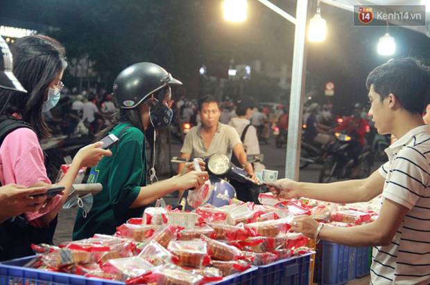 Một tuần sau Rằm tháng 8, người Hà Nội vẫn đội mưa mua bánh trung thu đại hạ giá-7