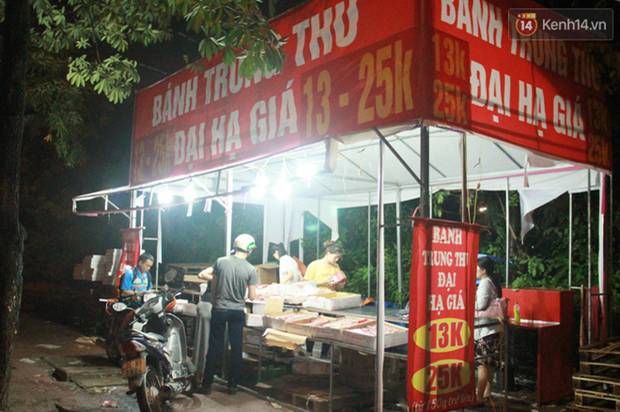 Một tuần sau Rằm tháng 8, người Hà Nội vẫn đội mưa mua bánh trung thu đại hạ giá-9