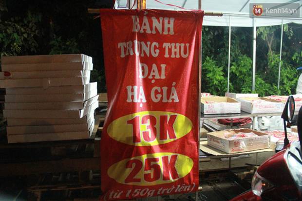 Một tuần sau Rằm tháng 8, người Hà Nội vẫn đội mưa mua bánh trung thu đại hạ giá-10