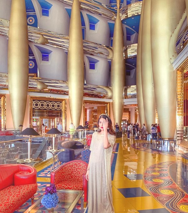 Mang cả núi đồ đi du lịch, Lan Khuê đích thị là bà bầu sành điệu nhất Vbiz-3