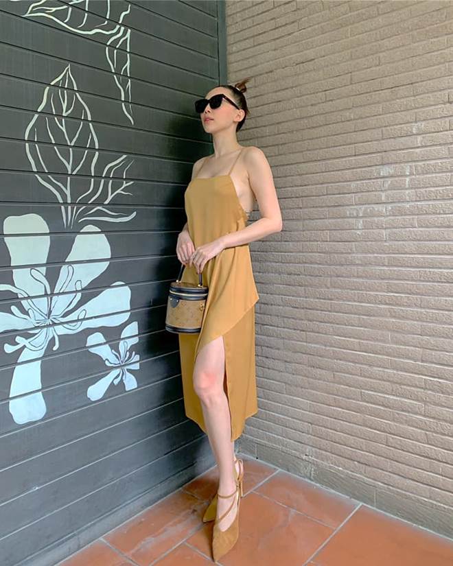 1001 cách Tóc Tiên diện váy xẻ tà, sương sương” khoe chân nuột đến táo bạo lộ trọn vòng 3-13