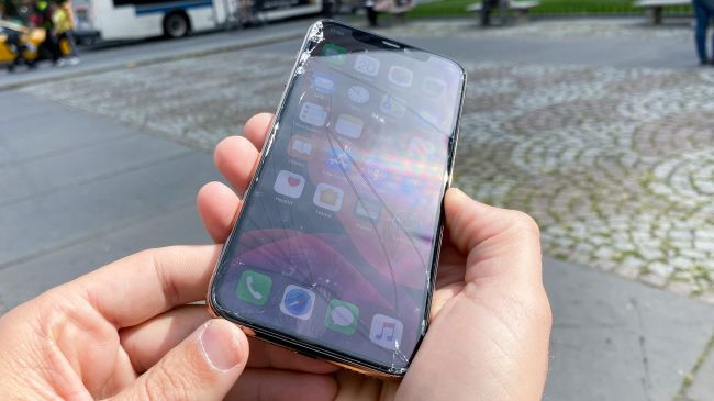 Màn hình iPhone 11 Pro vỡ nát sau cú rơi nhẹ bên thềm Apple Store-1
