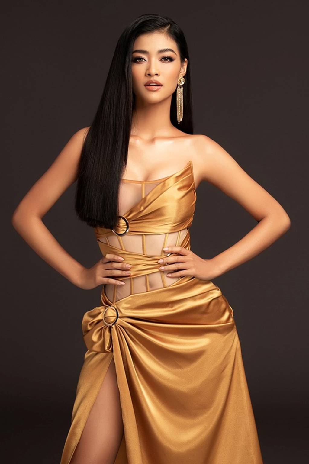 Á hậu Kiều Loan mặc nửa kín nửa hở, xẻ đùi cao tít tắp đốt mắt người nhìn-1