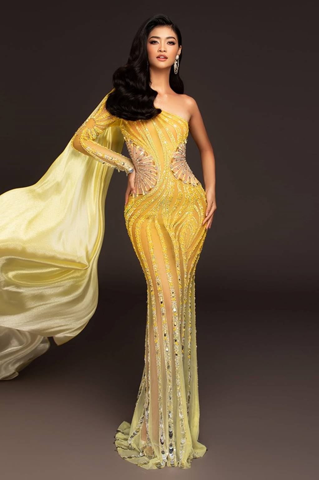 Á hậu Kiều Loan mặc nửa kín nửa hở, xẻ đùi cao tít tắp đốt mắt người nhìn-8