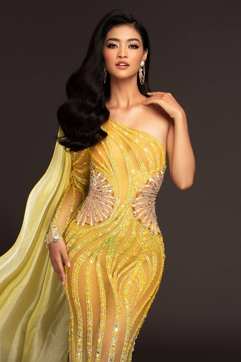 Á hậu Kiều Loan mặc nửa kín nửa hở, xẻ đùi cao tít tắp đốt mắt người nhìn-10