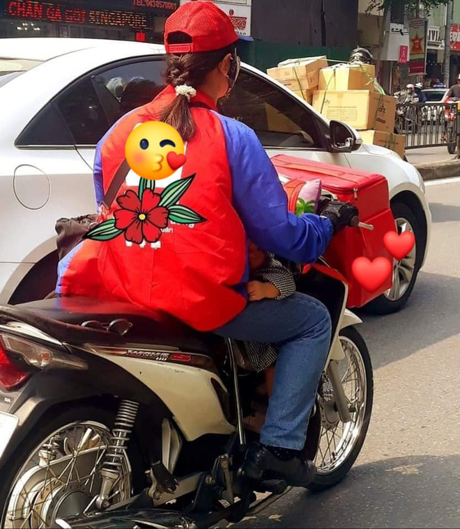 Giữa trưa nắng, nữ shipper kẹp đứa bé trước bụng khiến người phụ nữ đuổi theo bằng được-2