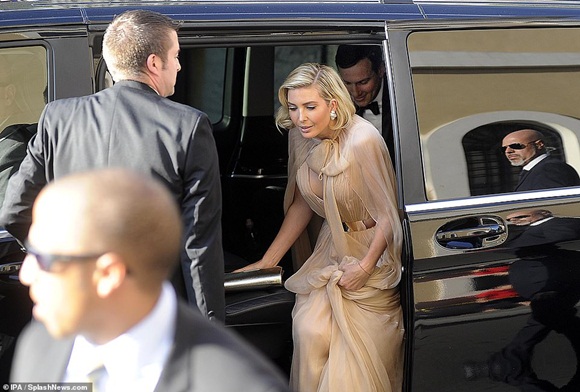 Diện váy hiệu hơn 250 triệu đồng, Meghan Markle vẫn lép vế và đuối hơn hẳn khi đứng cạnh con gái Tổng thống Trump-9