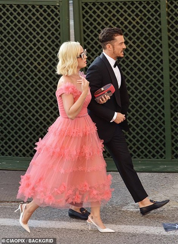 Diện váy hiệu hơn 250 triệu đồng, Meghan Markle vẫn lép vế và đuối hơn hẳn khi đứng cạnh con gái Tổng thống Trump-13