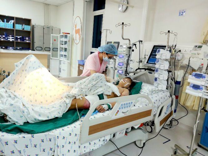 Bé gái 11 tuổi bị container tông, hơn 20 bác sĩ khẩn trương chiến đấu với thần chết-3