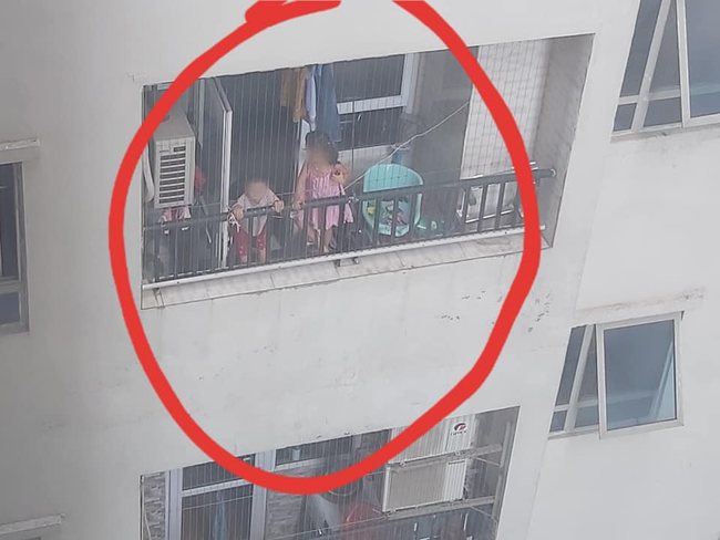 Hình ảnh 2 em bé leo lên ban công tầng 25, đu lưới an toàn để đùa nghịch khiến dân mạng lo sợ-2