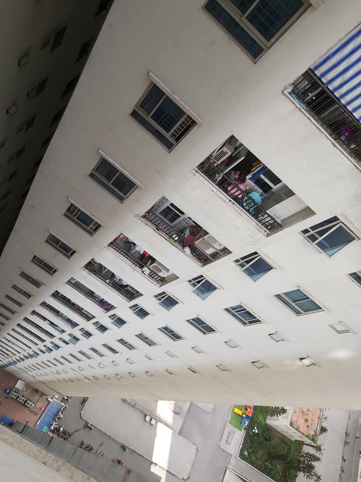 Hình ảnh 2 em bé leo lên ban công tầng 25, đu lưới an toàn để đùa nghịch khiến dân mạng lo sợ-4