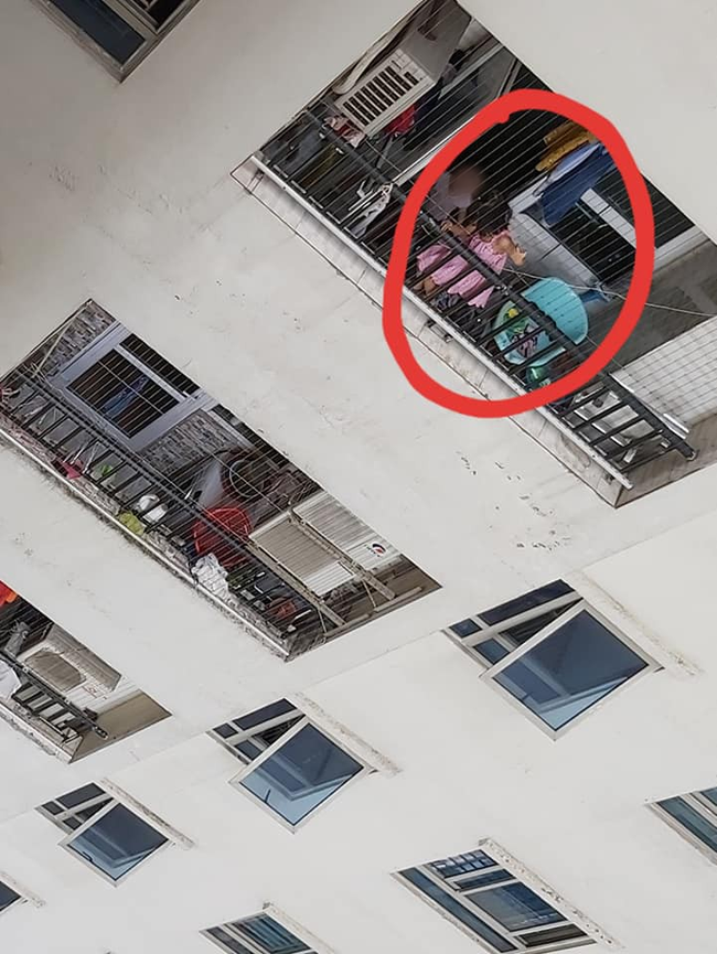 Hình ảnh 2 em bé leo lên ban công tầng 25, đu lưới an toàn để đùa nghịch khiến dân mạng lo sợ-3