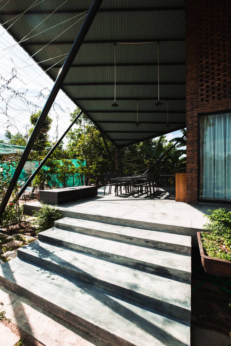 Con cái chung tay xây cho cha mẹ già ngôi nhà như chiếc diều quê nổi danh báo Mỹ-13