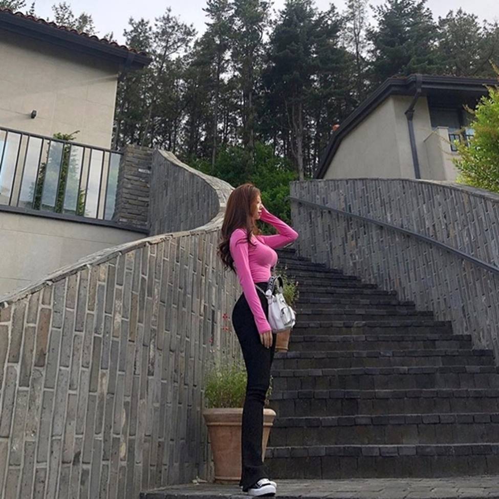 Vẻ đẹp vượt chuẩn Hàn Quốc thông thường của 2 cô gái khiến vạn chàng trai mê mẩn-15