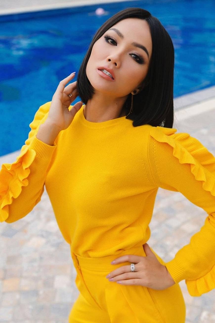 HHen Niê khoe sắc vàng tươi giữa trời thu Hà Nội-1