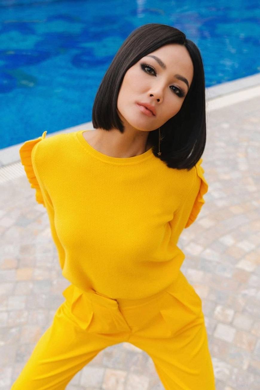 HHen Niê khoe sắc vàng tươi giữa trời thu Hà Nội-4