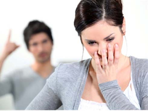 Về nhà bất ngờ, tôi thấy con nằm chỏng chơ ngoài phòng khách còn người giúp việc già thì hờ hững quấn khăn tắm-3