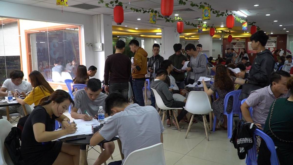 Nhân viên Alibaba cố thuyết phục khách hàng về các dự án ma-1