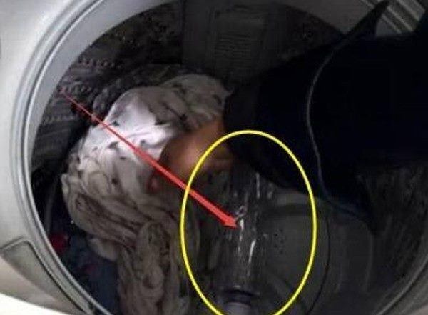 Dùng 2 chai nước bỏ vào máy giặt, nghe lạ lẫm nhưng nhìn kết quả nhà nhà muốn học theo-1