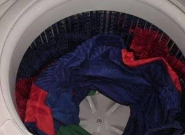 Dùng 2 chai nước bỏ vào máy giặt, nghe lạ lẫm nhưng nhìn kết quả nhà nhà muốn học theo-2