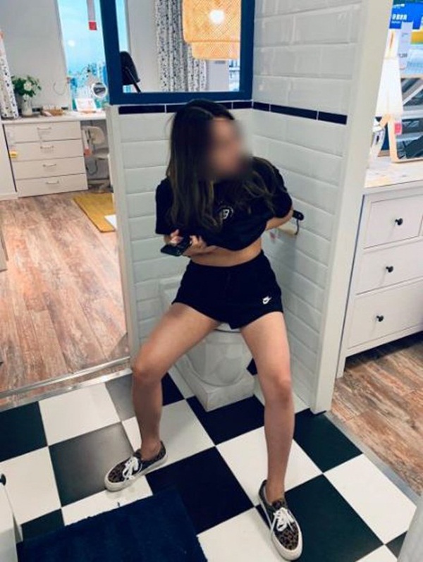 Thản nhiên vén áo khoe ngực trong siêu thị, cô gái bị dân tình chỉ trích thậm tệ-2