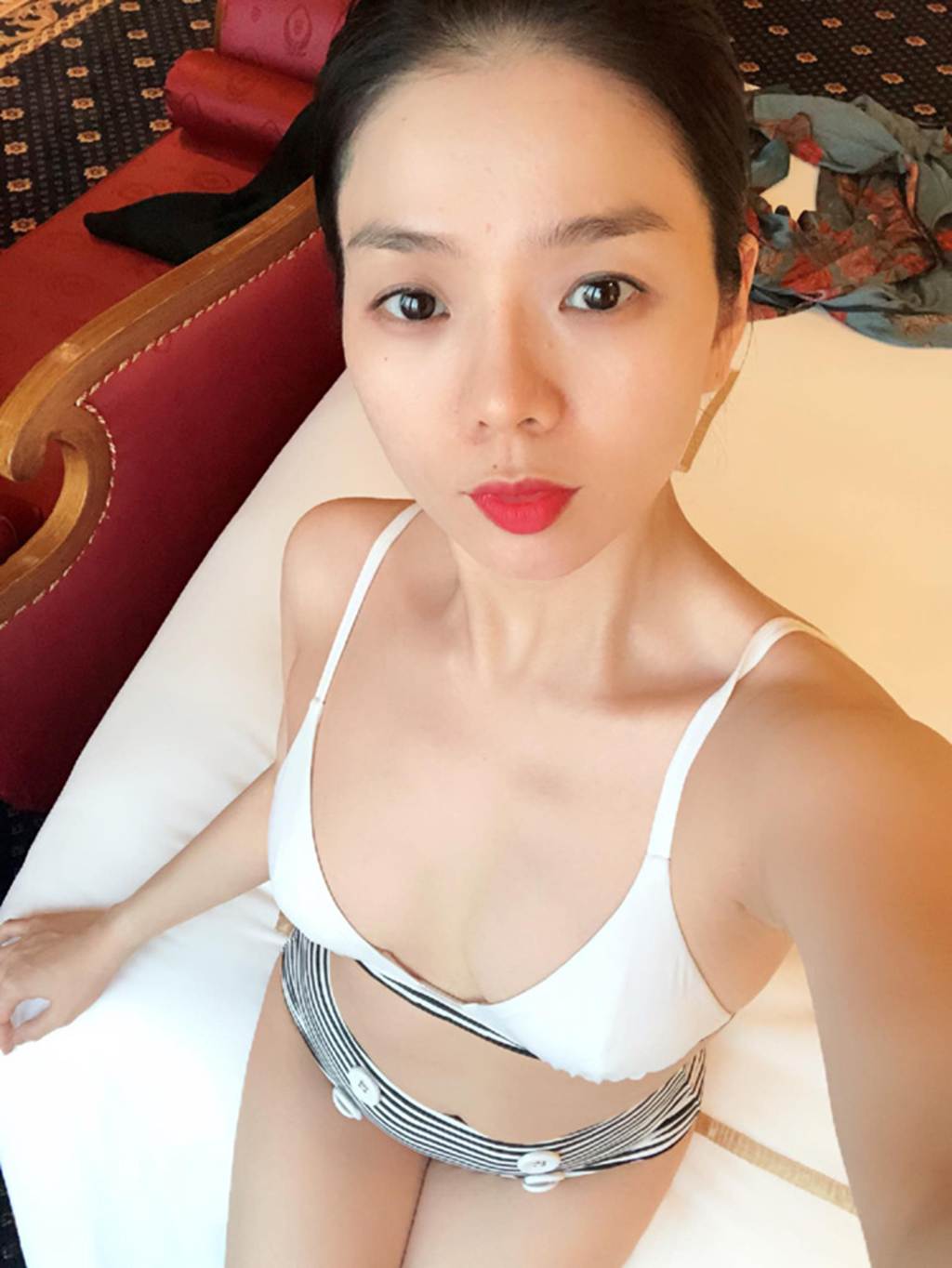 Nghẹt thở vì Lệ Quyên mặc váy o ép vòng 1 đầy đến Nam Thư cũng phải Xịt máu mũi-6