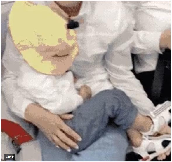 Cậu bé nghịch ngợm ấn đồng loạt các tầng thang máy, hành động sau đó của phụ huynh khiến dân mạng tán thưởng không ngớt-3