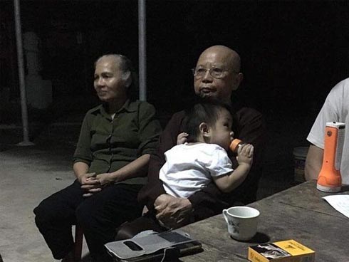 Cháu bé hơn một tuổi bị bỏ rơi trước cổng chùa kèm tờ giấy