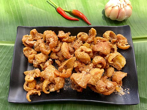 Cuối tuần, chị em trổ tài làm da gà xóc muối tỏi giòn rụm, chồng ăn là mê liền-1