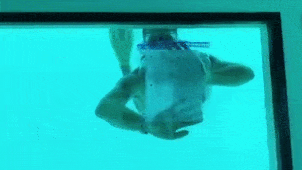 Lặn xuống hồ bơi để cầu hôn bạn gái, người đàn ông qua đời vì đuối nước, nữ chính bất lực chứng kiến người yêu chết trước mắt-1