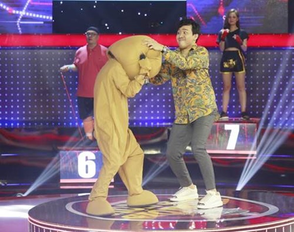 Trấn Thành bị bục quần trên sóng truyền hình, biểu cảm khuôn mặt ai nhìn cũng thấy tội-1