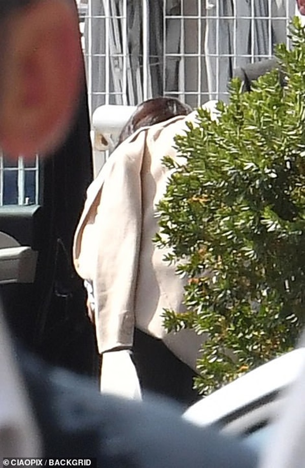 Meghan Markle vội vã quay về Anh, trở thành khách mời kém duyên nhất khi mặc đồ đen đi đám cưới, chiếm hết spotlight của cô dâu chú rể-1