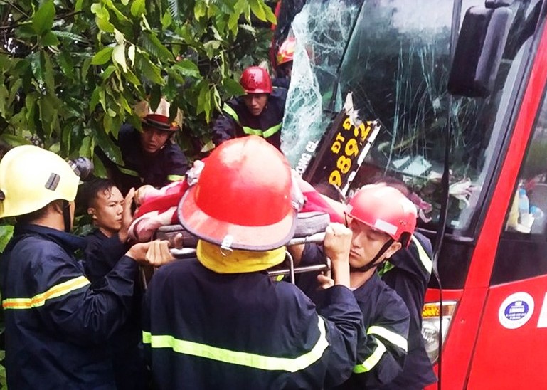 Bình Dương: Xe giường nằm lao vào bụi cây ven đường, hành khách la hét cầu cứu, ít nhất 10 người bị thương-2