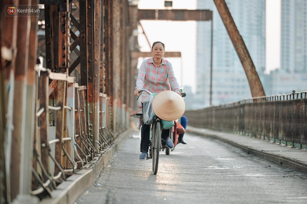 Chùm ảnh: Ngày cuối tuần, nhiều người dân Hà Nội đổ ra đường để hít hà tiết trời trong trẻo của mùa Thu-1