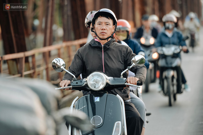 Chùm ảnh: Ngày cuối tuần, nhiều người dân Hà Nội đổ ra đường để hít hà tiết trời trong trẻo của mùa Thu-2