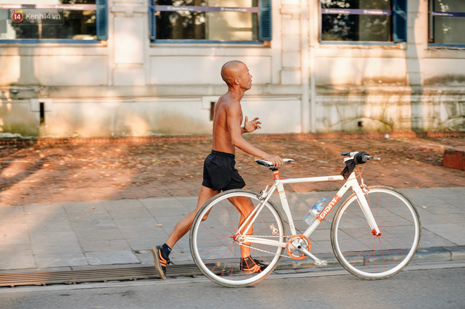Chùm ảnh: Ngày cuối tuần, nhiều người dân Hà Nội đổ ra đường để hít hà tiết trời trong trẻo của mùa Thu-10