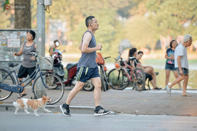 Chùm ảnh: Ngày cuối tuần, nhiều người dân Hà Nội đổ ra đường để hít hà tiết trời trong trẻo của mùa Thu-11
