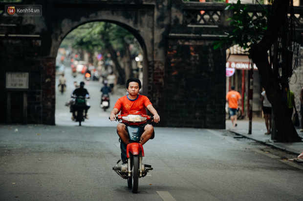 Chùm ảnh: Ngày cuối tuần, nhiều người dân Hà Nội đổ ra đường để hít hà tiết trời trong trẻo của mùa Thu-13