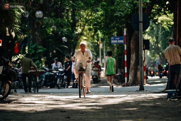 Chùm ảnh: Ngày cuối tuần, nhiều người dân Hà Nội đổ ra đường để hít hà tiết trời trong trẻo của mùa Thu-5