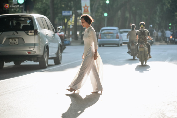 Chùm ảnh: Ngày cuối tuần, nhiều người dân Hà Nội đổ ra đường để hít hà tiết trời trong trẻo của mùa Thu-6