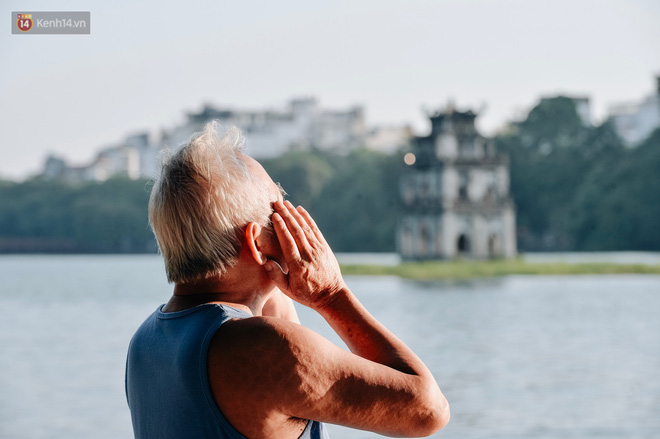 Chùm ảnh: Ngày cuối tuần, nhiều người dân Hà Nội đổ ra đường để hít hà tiết trời trong trẻo của mùa Thu-7