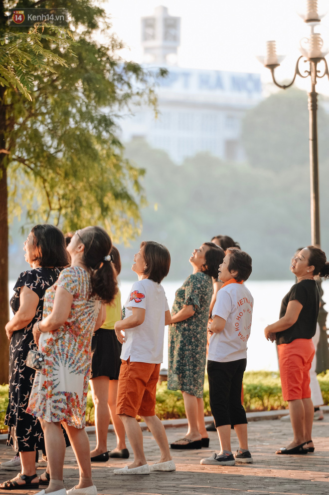 Chùm ảnh: Ngày cuối tuần, nhiều người dân Hà Nội đổ ra đường để hít hà tiết trời trong trẻo của mùa Thu-8