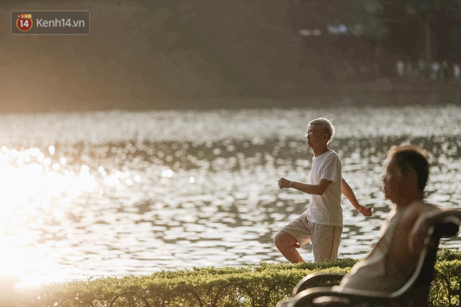 Chùm ảnh: Ngày cuối tuần, nhiều người dân Hà Nội đổ ra đường để hít hà tiết trời trong trẻo của mùa Thu-9