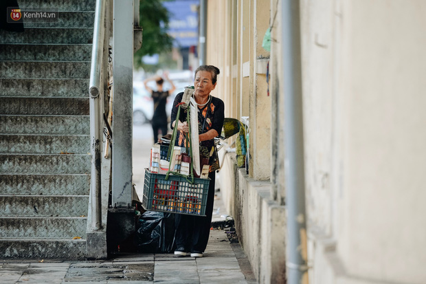 Chùm ảnh: Ngày cuối tuần, nhiều người dân Hà Nội đổ ra đường để hít hà tiết trời trong trẻo của mùa Thu-15