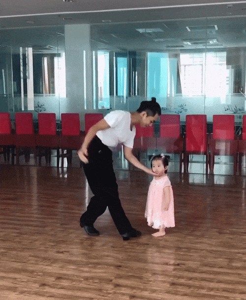 Dạy múa cho con gái 1 tuổi, Phan Hiển ngậm trái đắng vì ái nữ không thèm nhìn bố dù chỉ 1 giây-2