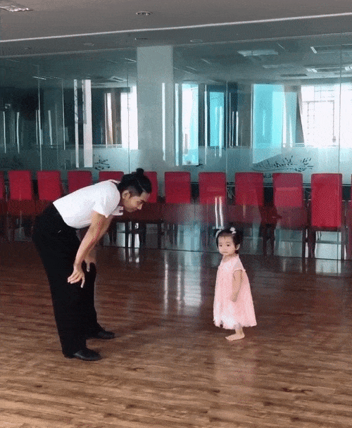 Dạy múa cho con gái 1 tuổi, Phan Hiển ngậm trái đắng vì ái nữ không thèm nhìn bố dù chỉ 1 giây-3