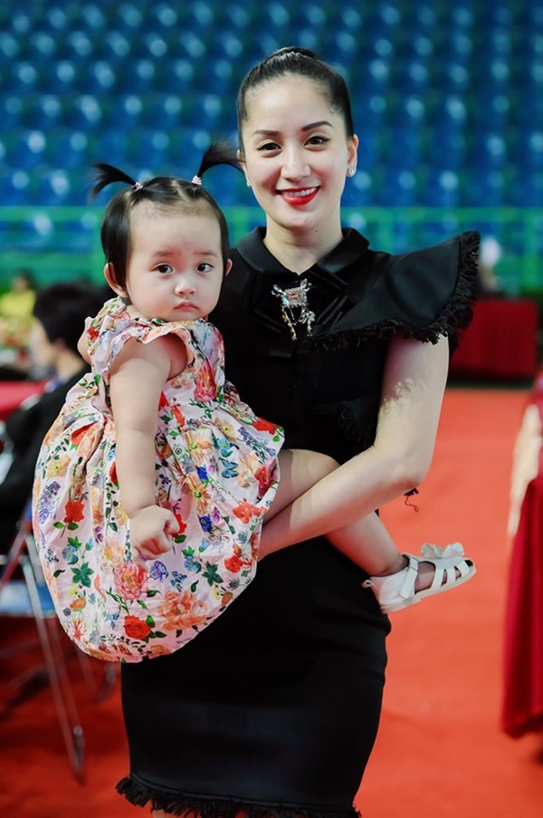 Dạy múa cho con gái 1 tuổi, Phan Hiển ngậm trái đắng vì ái nữ không thèm nhìn bố dù chỉ 1 giây-8