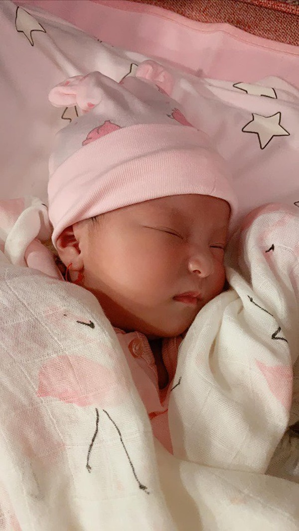 Lần đầu diễn viên Lê Phương khoe hình cận mặt và rõ nét nhất con gái mới sinh-2