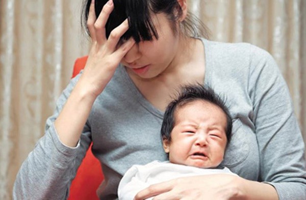 Chị dâu bế đứa con mới sinh ra đứng cạnh bờ ao gào khóc, cả nhà cuống lên đưa chị đi khám thì biết được lý do đau lòng-1