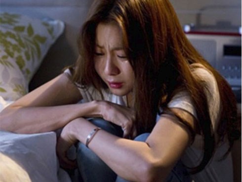 Chị dâu bế đứa con mới sinh ra đứng cạnh bờ ao gào khóc, cả nhà cuống lên đưa chị đi khám thì biết được lý do đau lòng